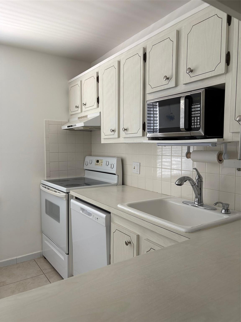 1055 Country Club Drive - Photo 4
