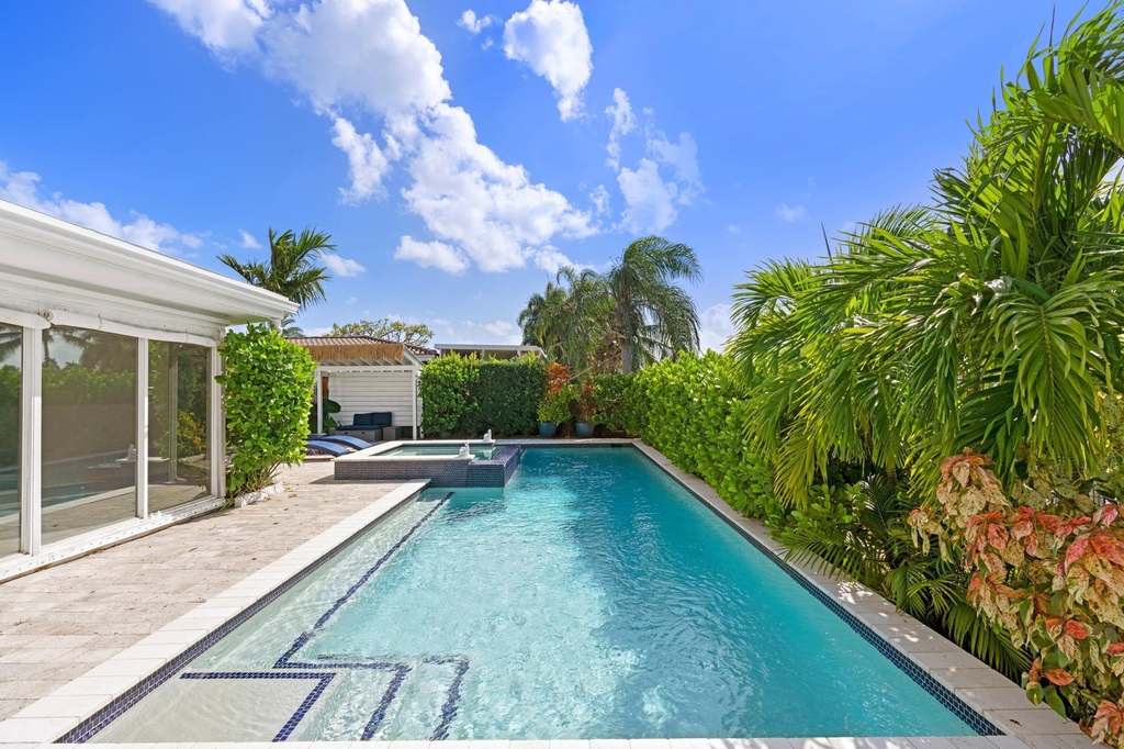 391 Se 7th Avenue - Photo 1