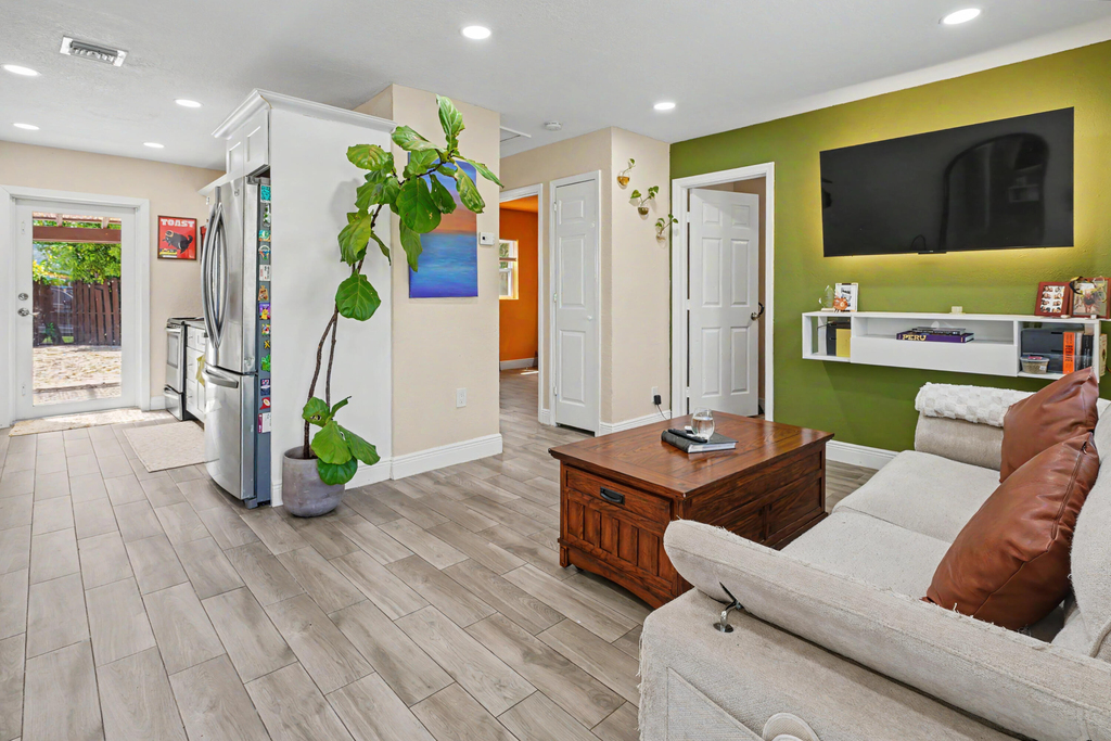 2480 Ne 13th Terrace - Photo 2