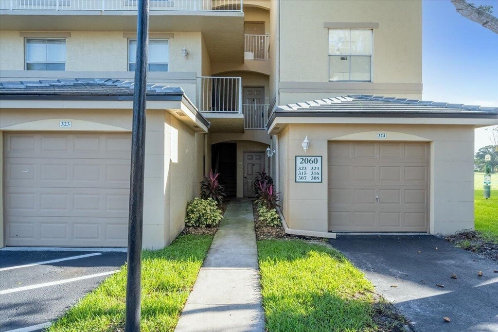 2060 Greenview Shores Boulevard - Photo 0