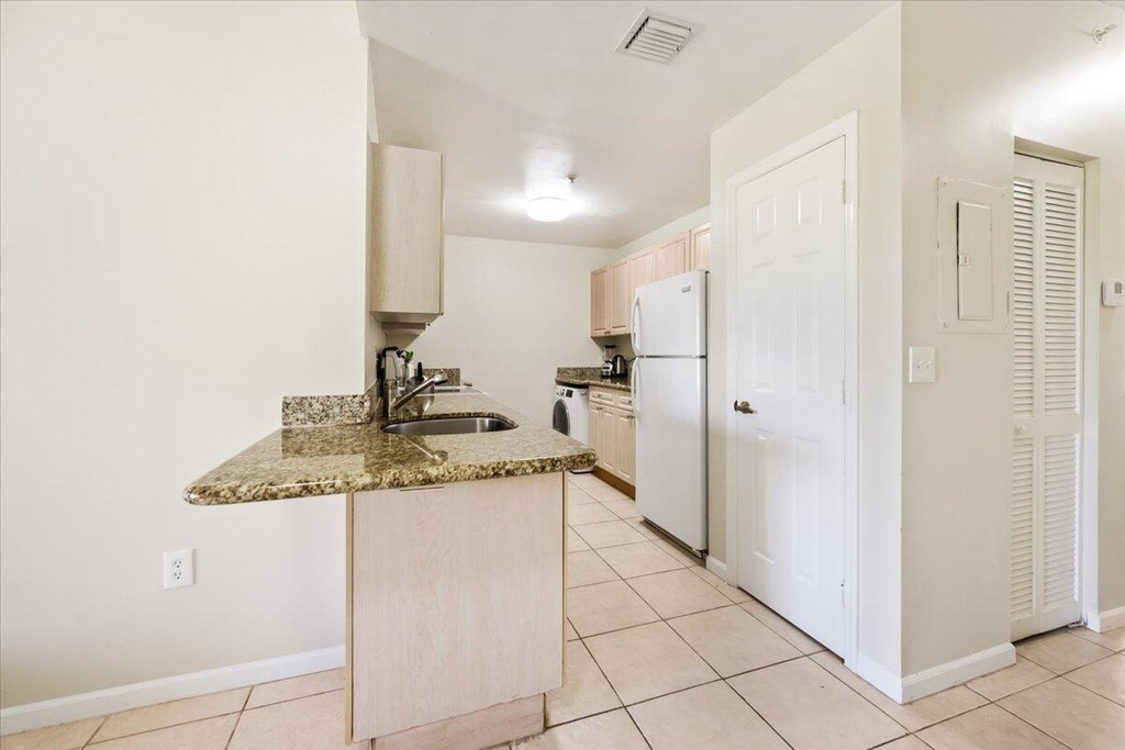 2060 Greenview Shores Boulevard - Photo 8