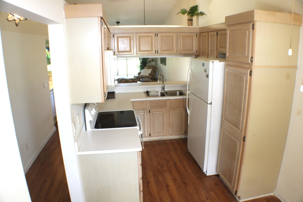 1082 Keystone Drive - Photo 3