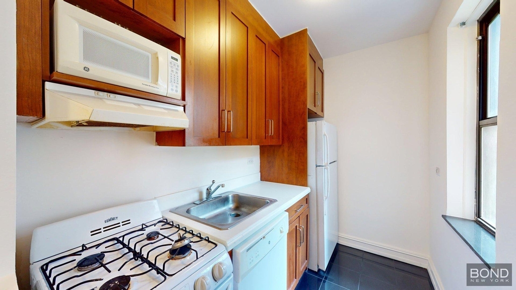 York Avenue - Photo 1