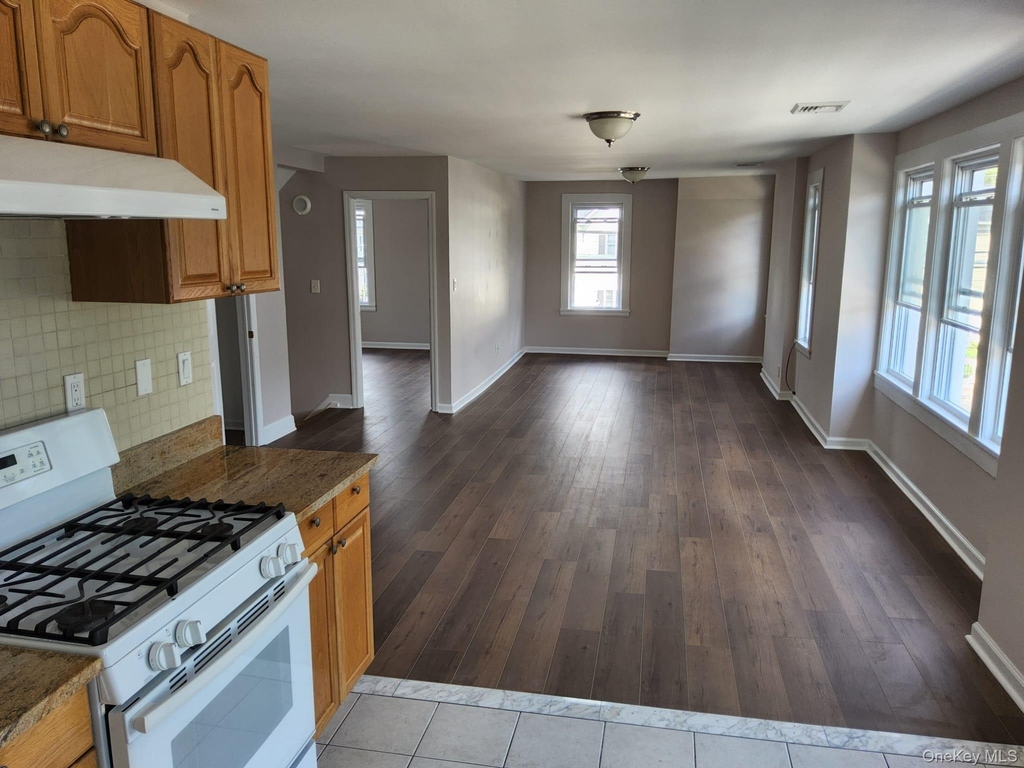 90 Hempstead Avenue - Photo 2