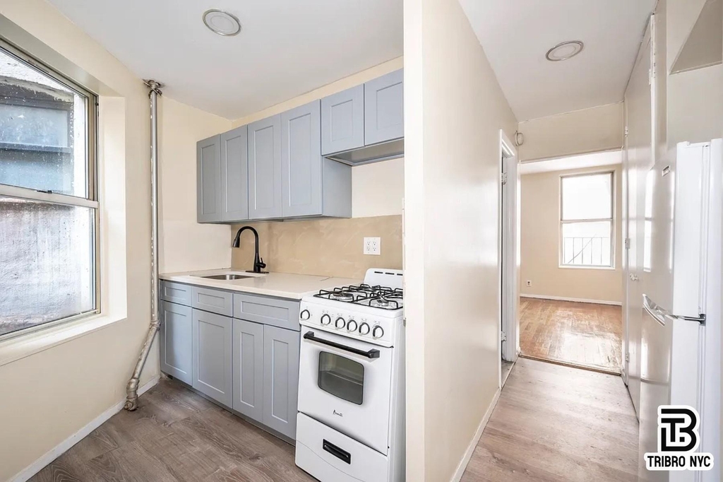 305 E 105th Street - Photo 2
