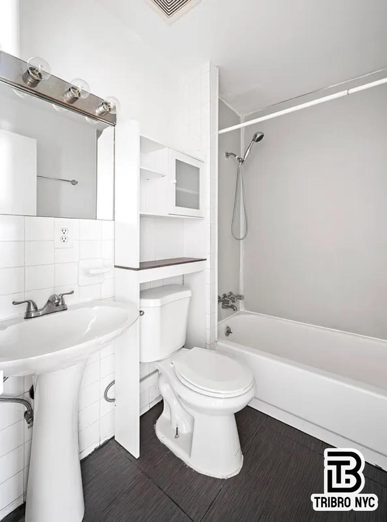 305 E 105th Street - Photo 3