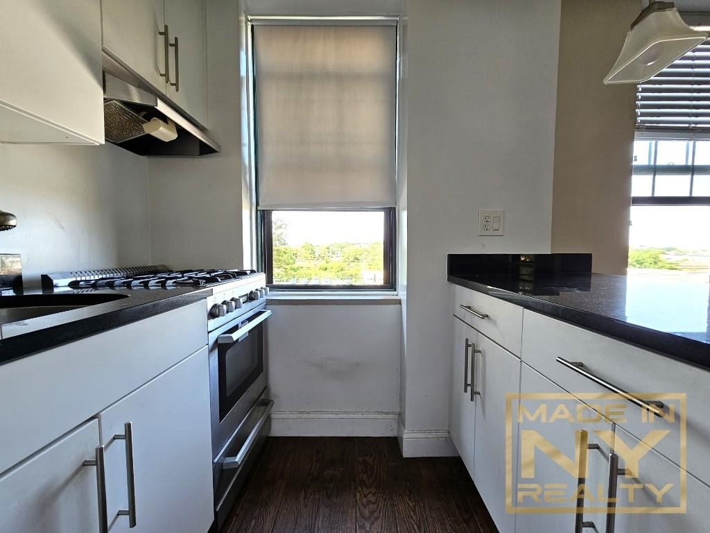 51-01 39th Avenue - Photo 2