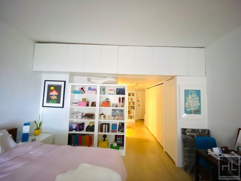 455 W 43rd Street - Photo 3