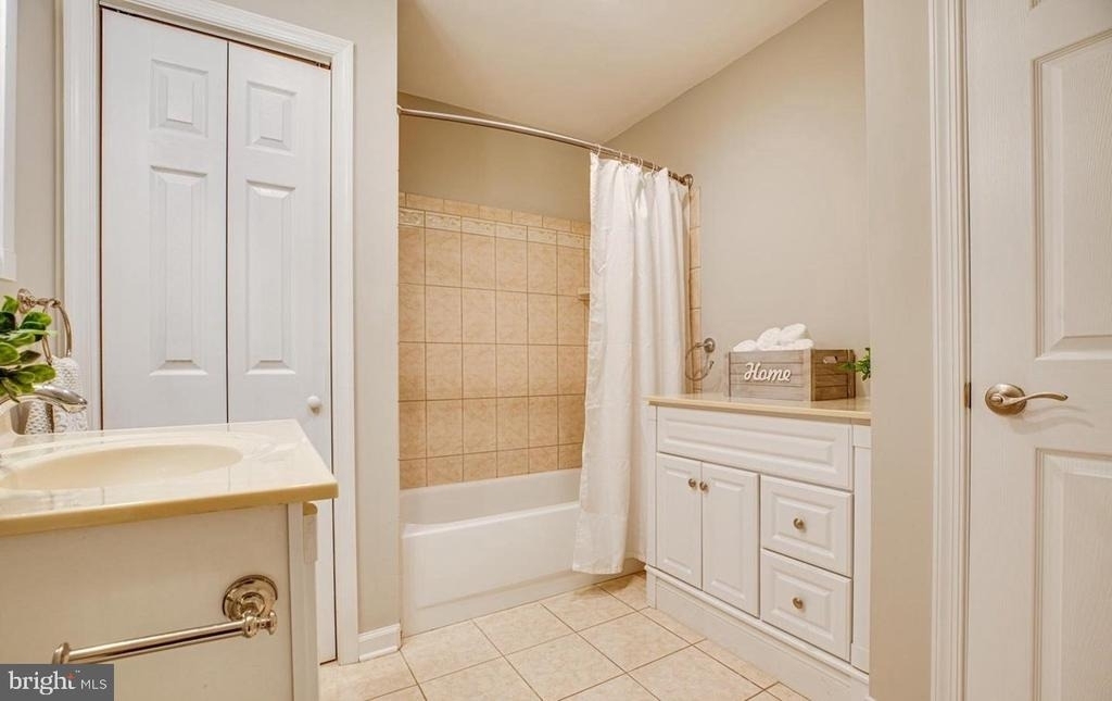 302 Grosvenor Lane - Photo 1