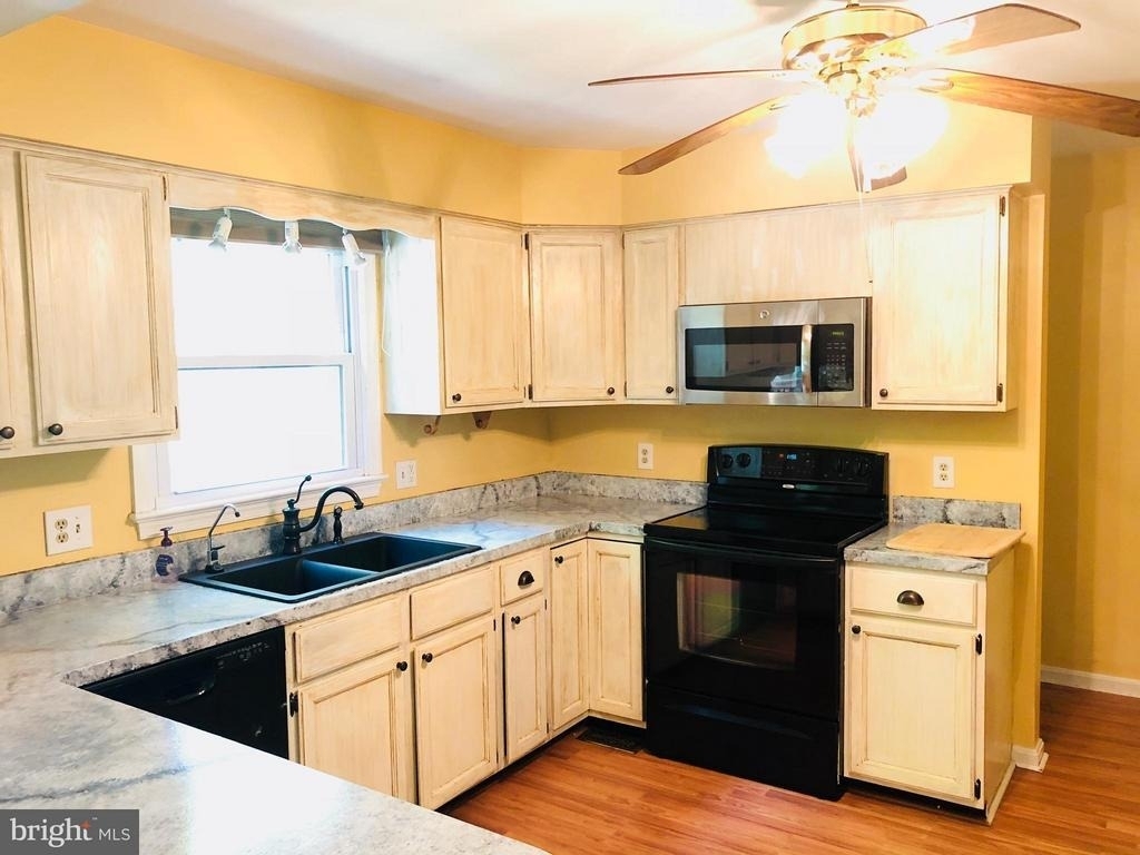 2021 State Room Drive - Photo 15