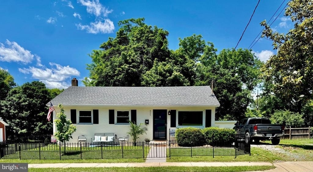 311 S Buckmarsh Street - Photo 0