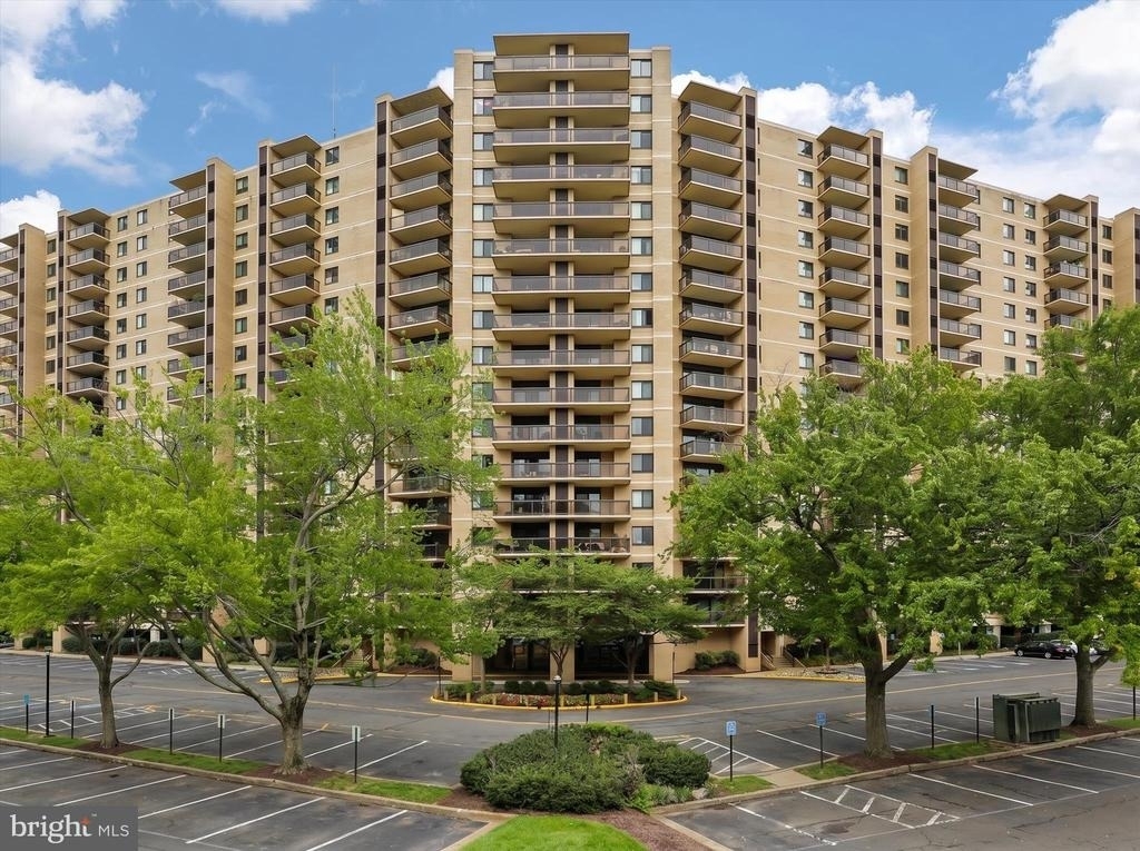 309 Yoakum Parkway - Photo 1