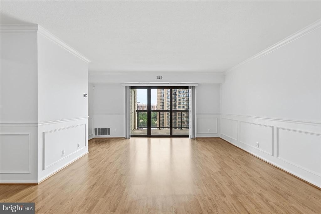 309 Yoakum Parkway - Photo 4