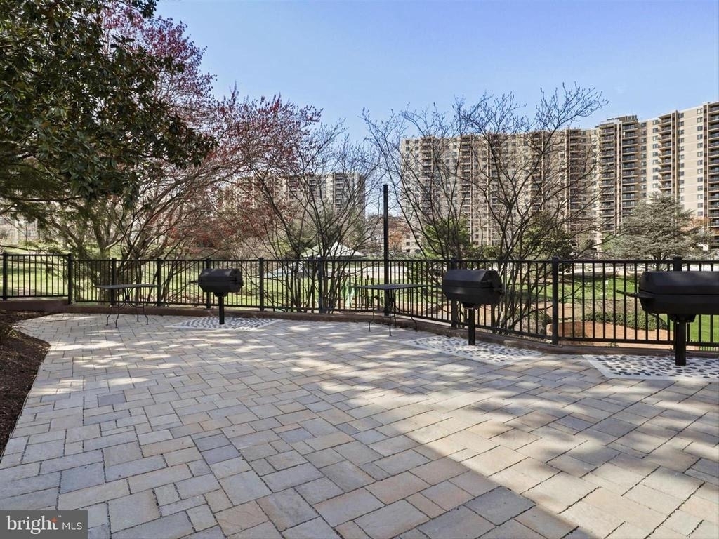 309 Yoakum Parkway - Photo 28