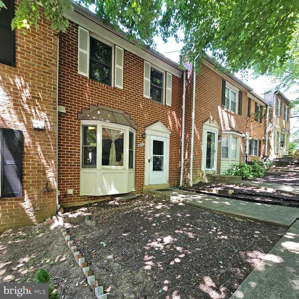 2037 S Glebe Road - Photo 0