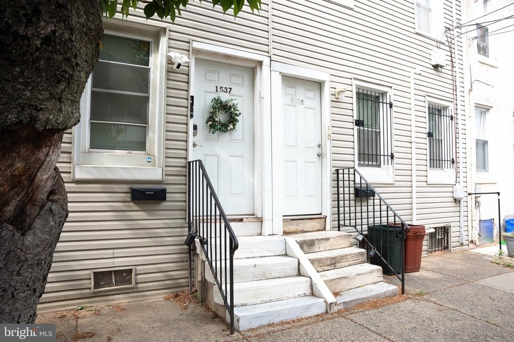 1537 W Stiles Street - Photo 0