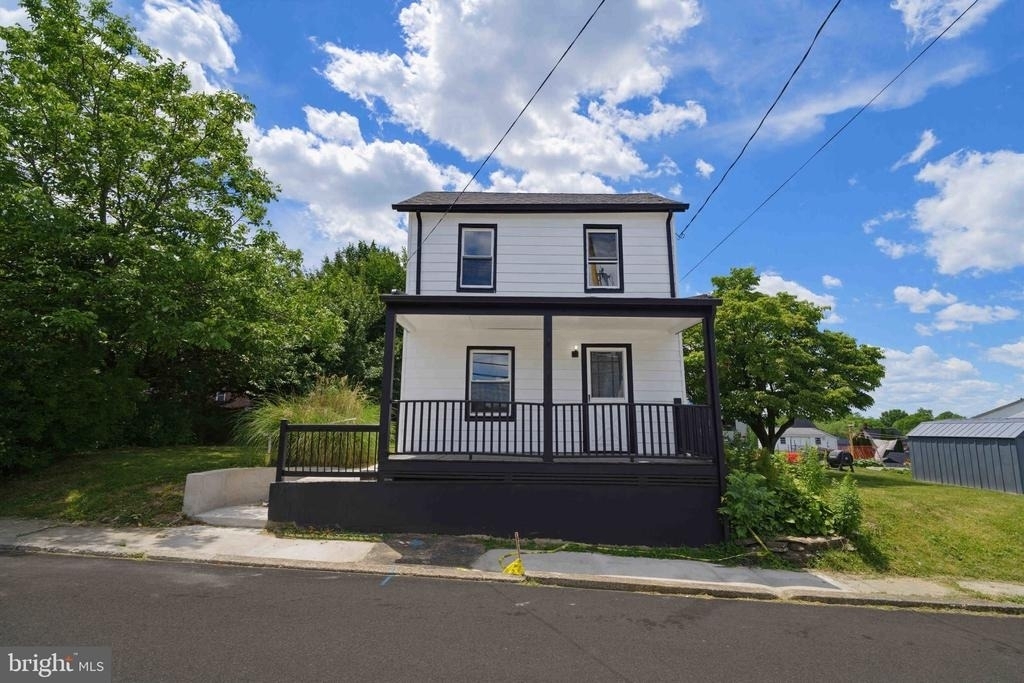 828 Mill St - Photo 0
