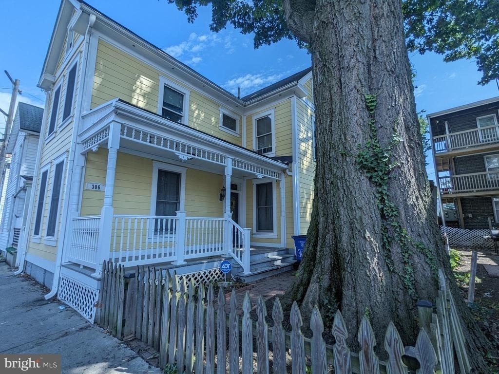 306 N Locust Street - Photo 0