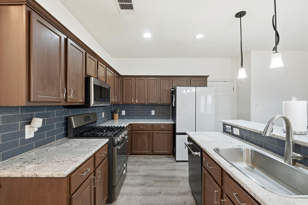 1410 Ne Katie Lynch Dr - Photo 9