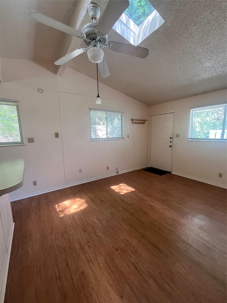 208 E 31st St - Photo 3