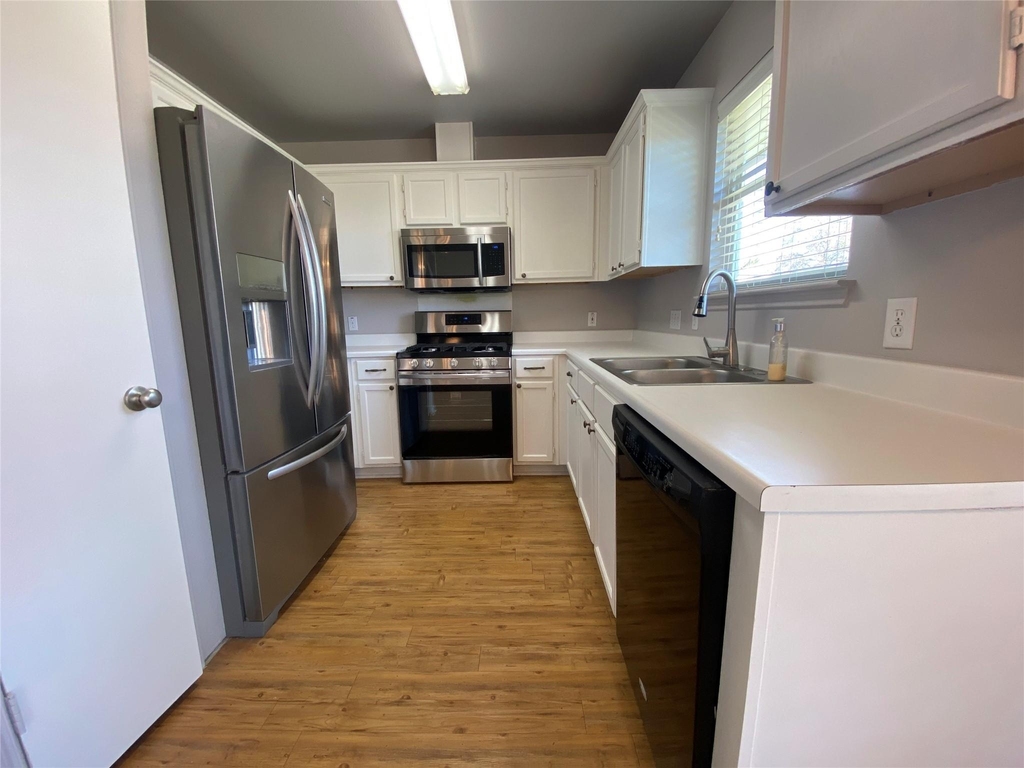 1806 Dublin Dr - Photo 4