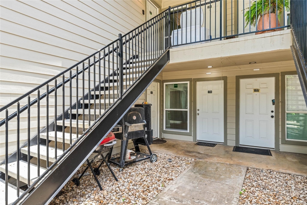 2124 Burton Dr - Photo 1