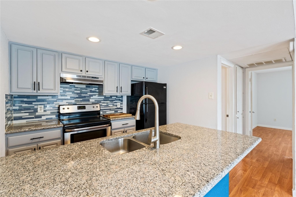 2124 Burton Dr - Photo 10