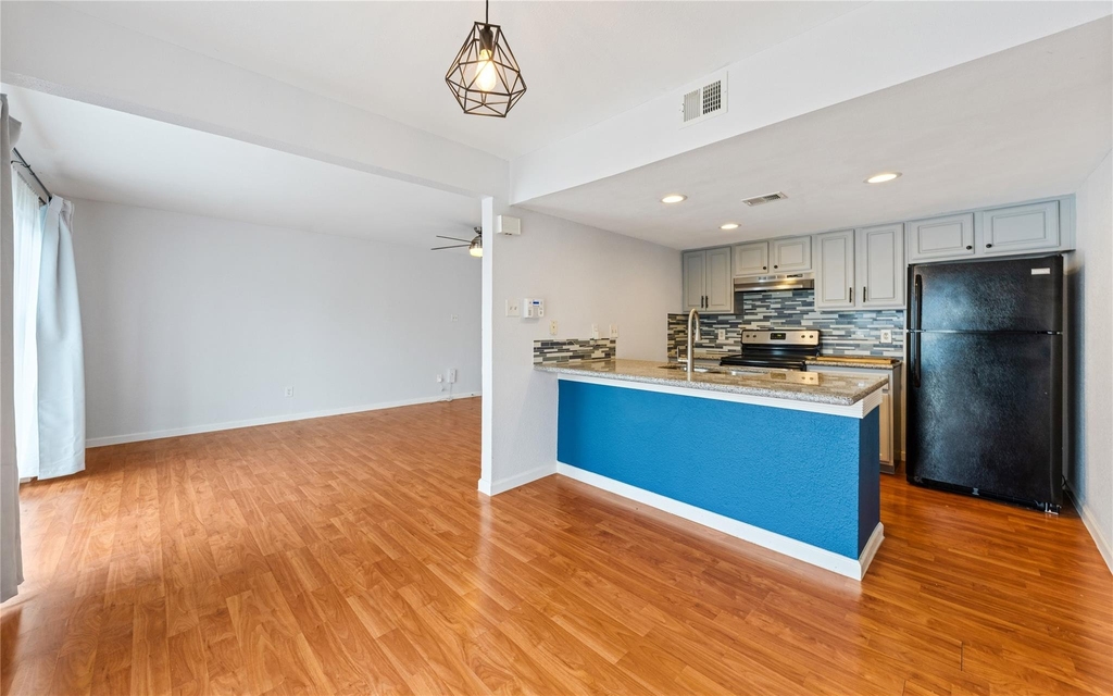 2124 Burton Dr - Photo 5
