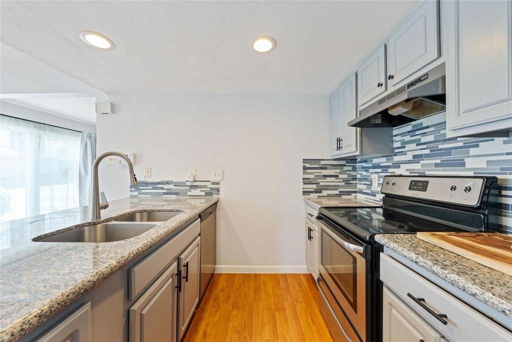 2124 Burton Dr - Photo 9