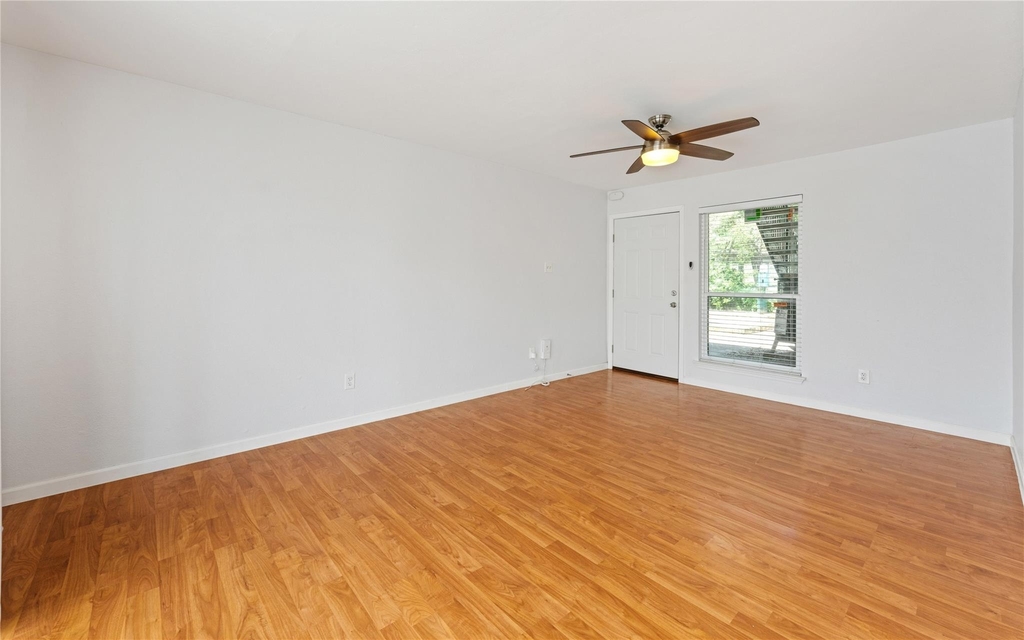 2124 Burton Dr - Photo 3
