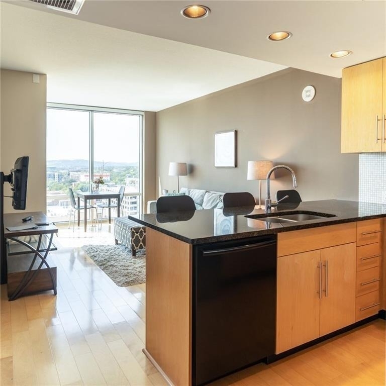 300 Bowie St - Photo 0