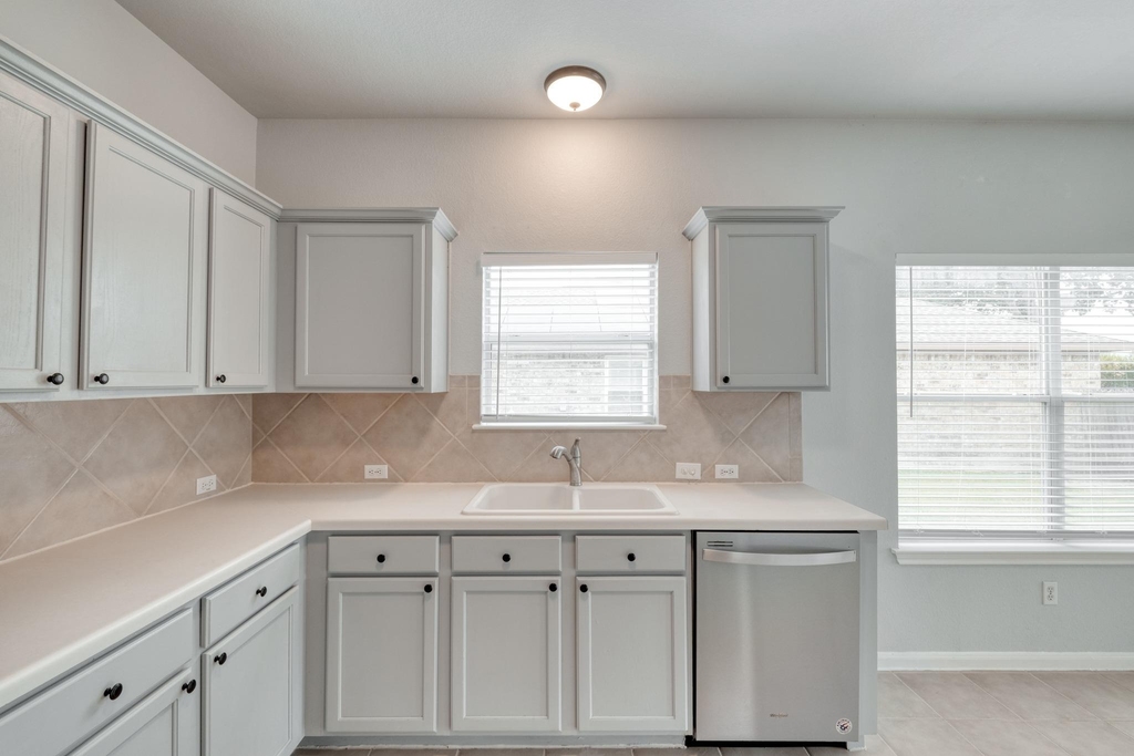 211 Hanstrom Dr - Photo 7