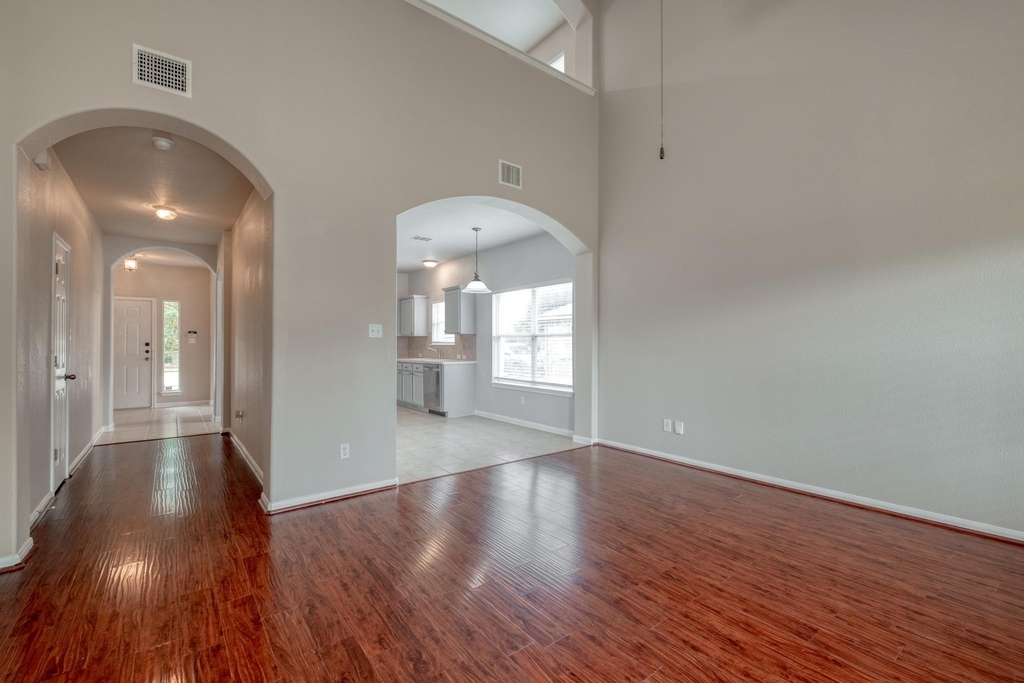 211 Hanstrom Dr - Photo 6