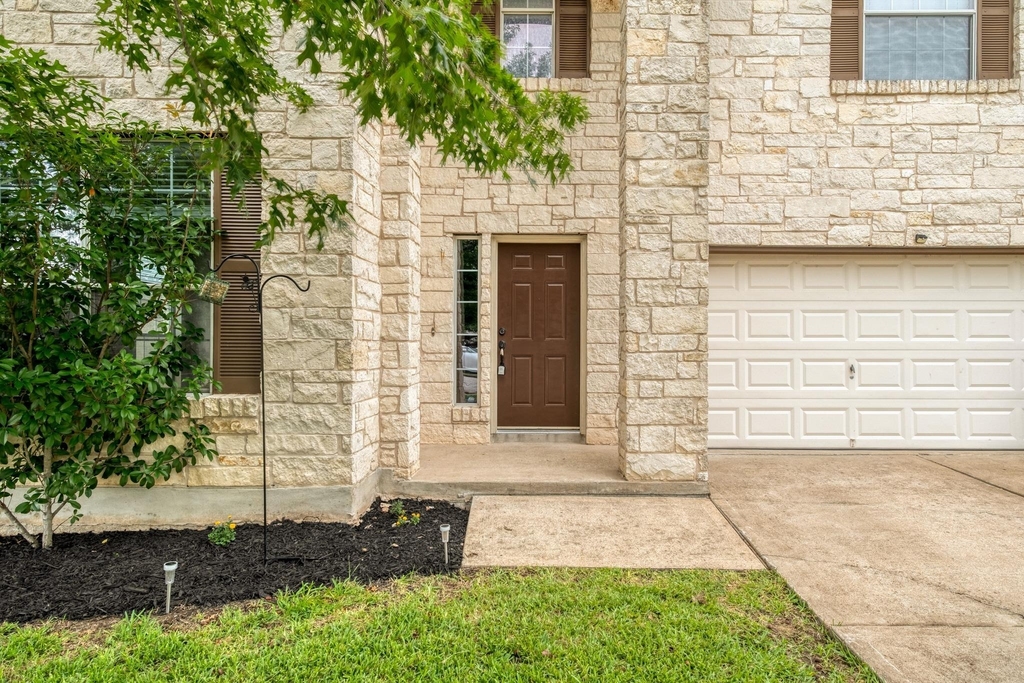 211 Hanstrom Dr - Photo 4