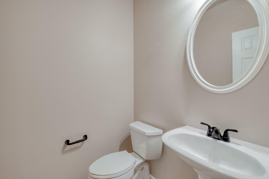 211 Hanstrom Dr - Photo 18