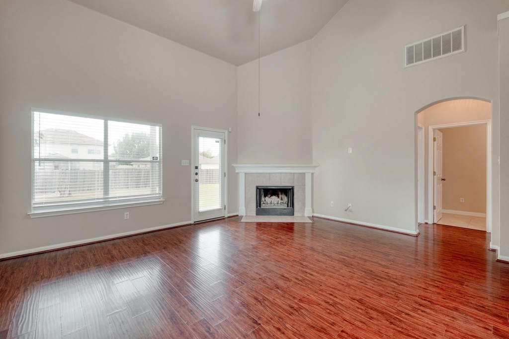 211 Hanstrom Dr - Photo 5