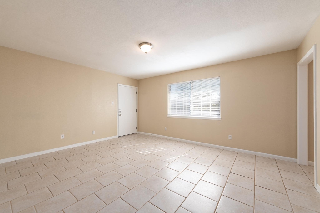 7300 Twin Crest Dr - Photo 2