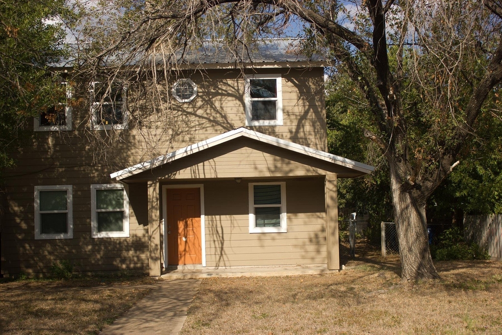 2100 E Stassney Ln - Photo 0