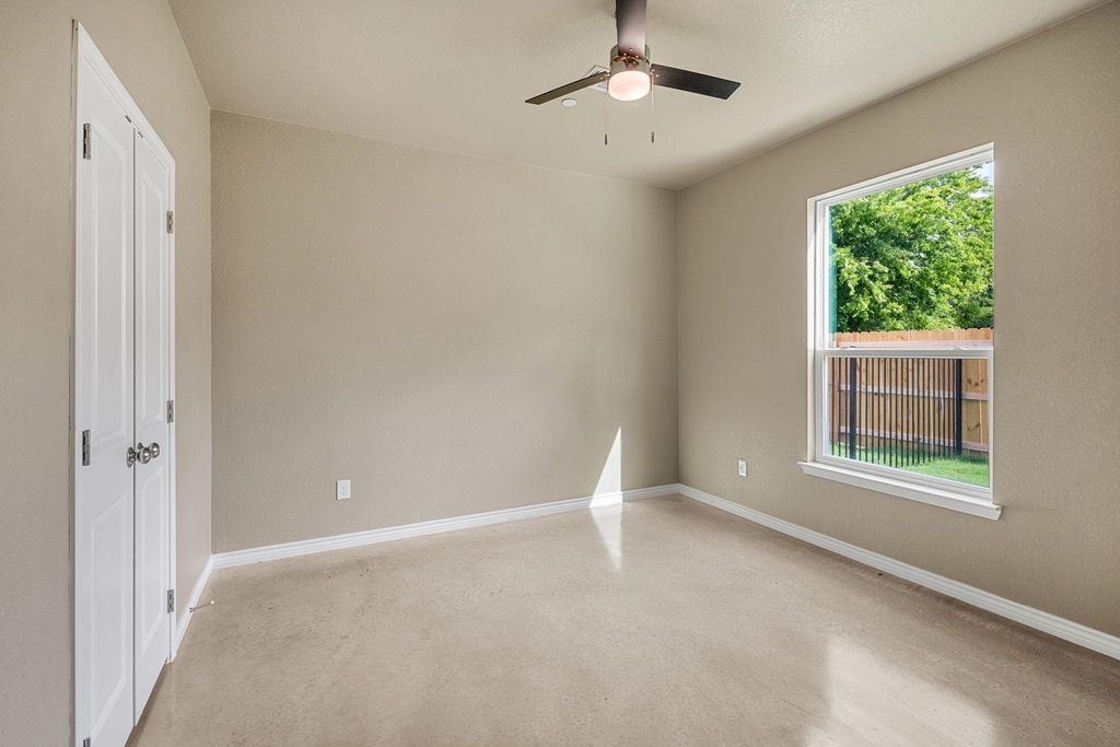 408 W Avenue C - Photo 19