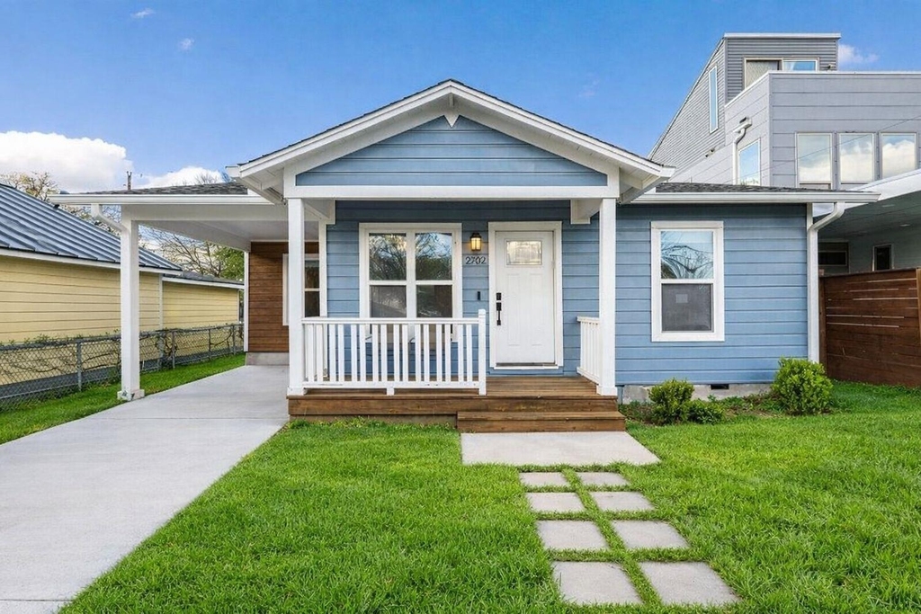 2702 Crest Ave - Photo 1