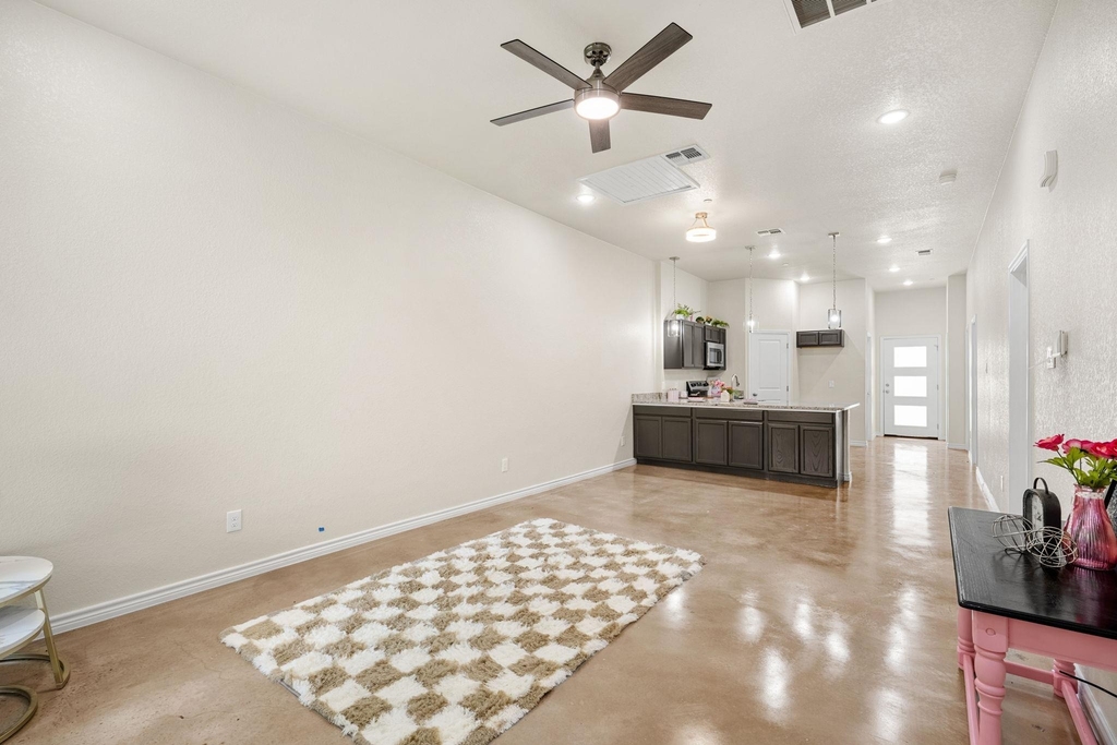 410 W Avenue C - Photo 4