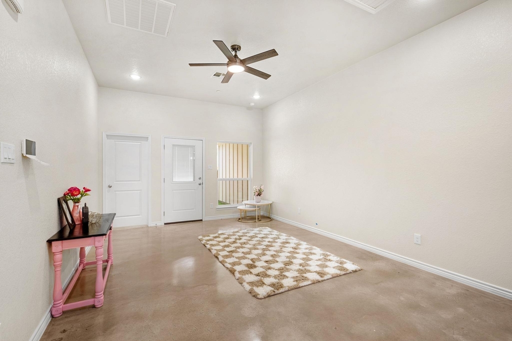 410 W Avenue C - Photo 3