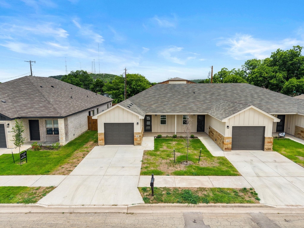 410 W Avenue C - Photo 0
