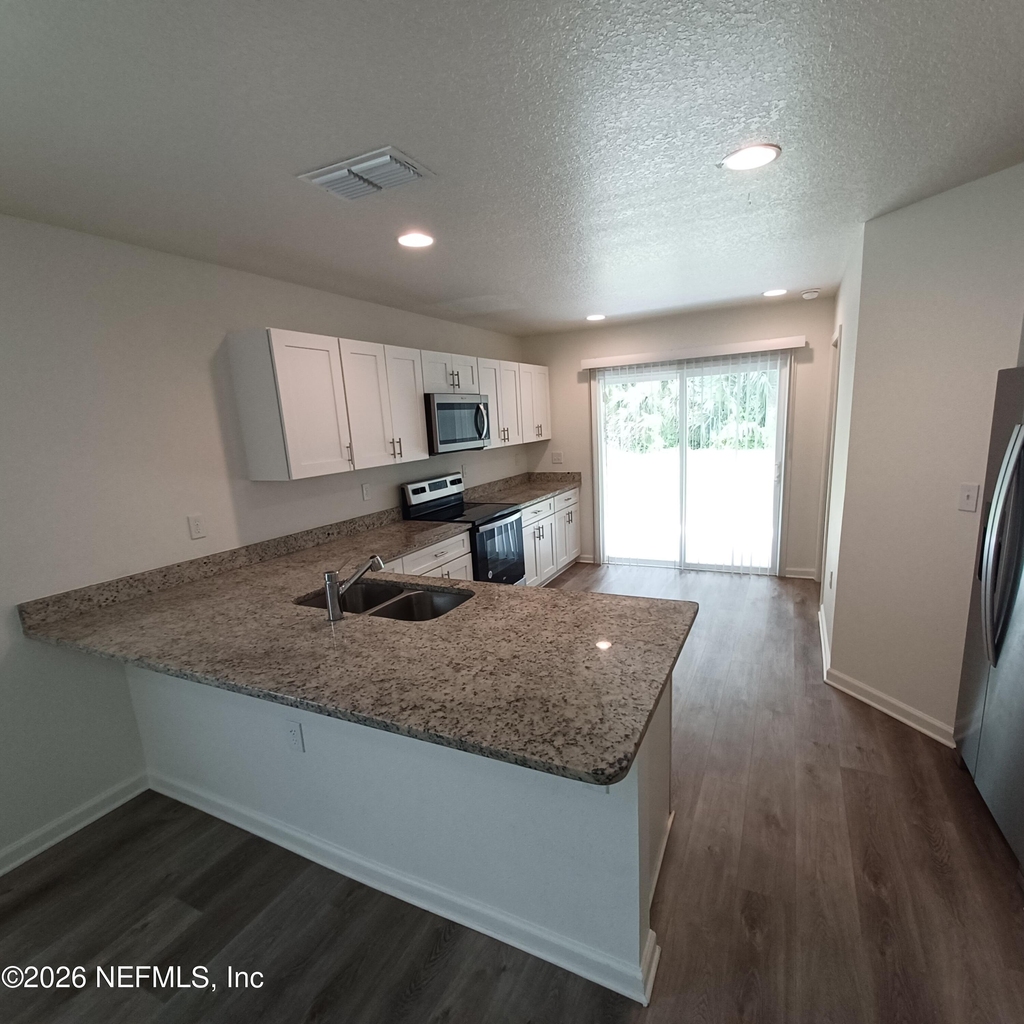 618 Hannah Street - Photo 3