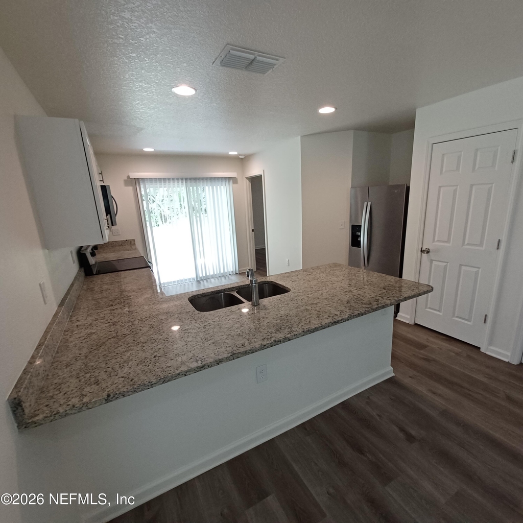 618 Hannah Street - Photo 4