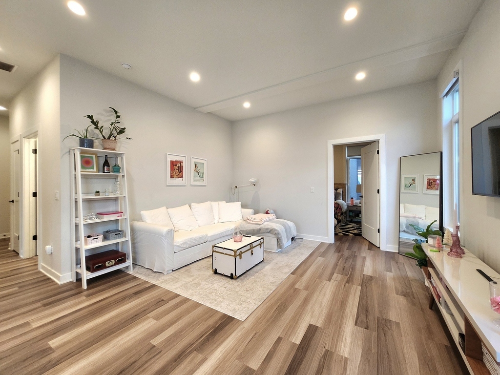 1348 W Roscoe Street - Photo 7