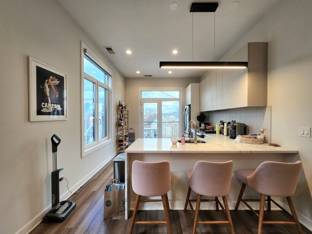 1348 W Roscoe Street - Photo 3