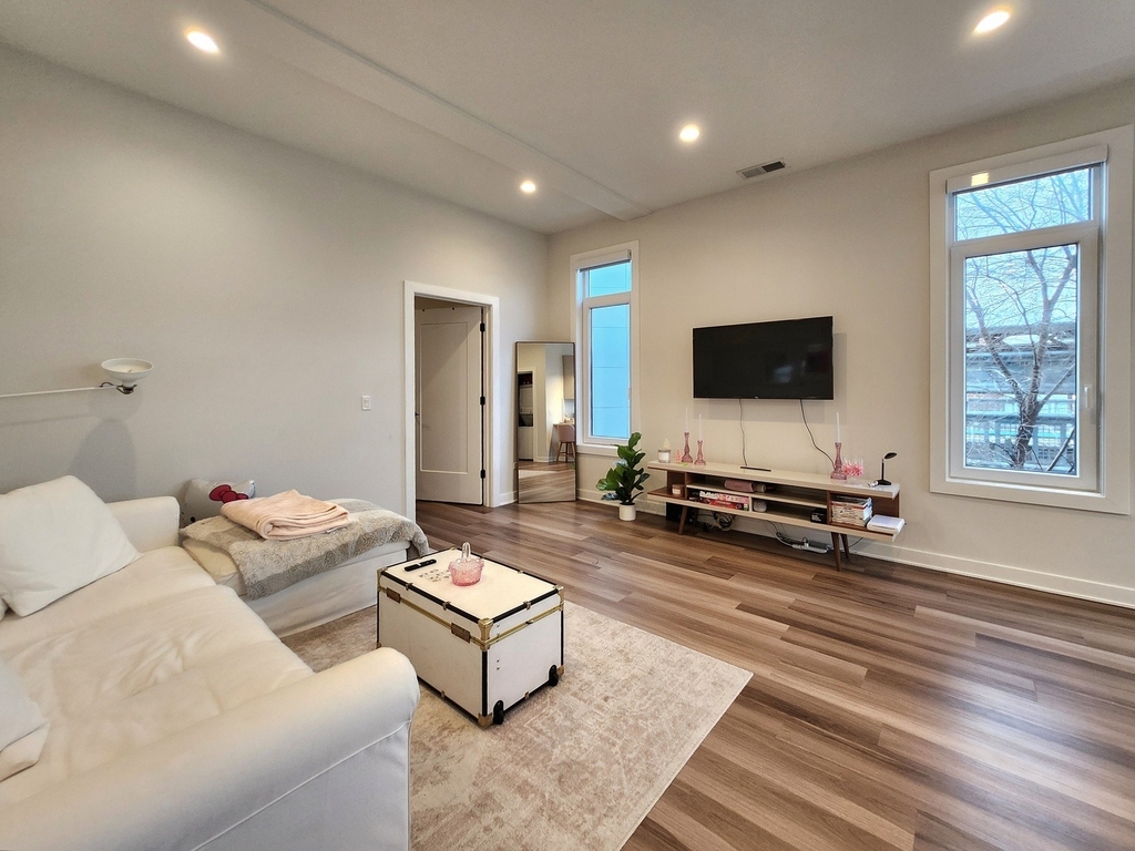1348 W Roscoe Street - Photo 8