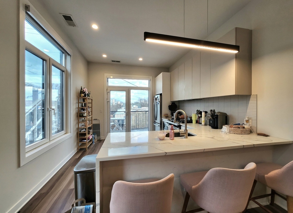 1348 W Roscoe Street - Photo 2