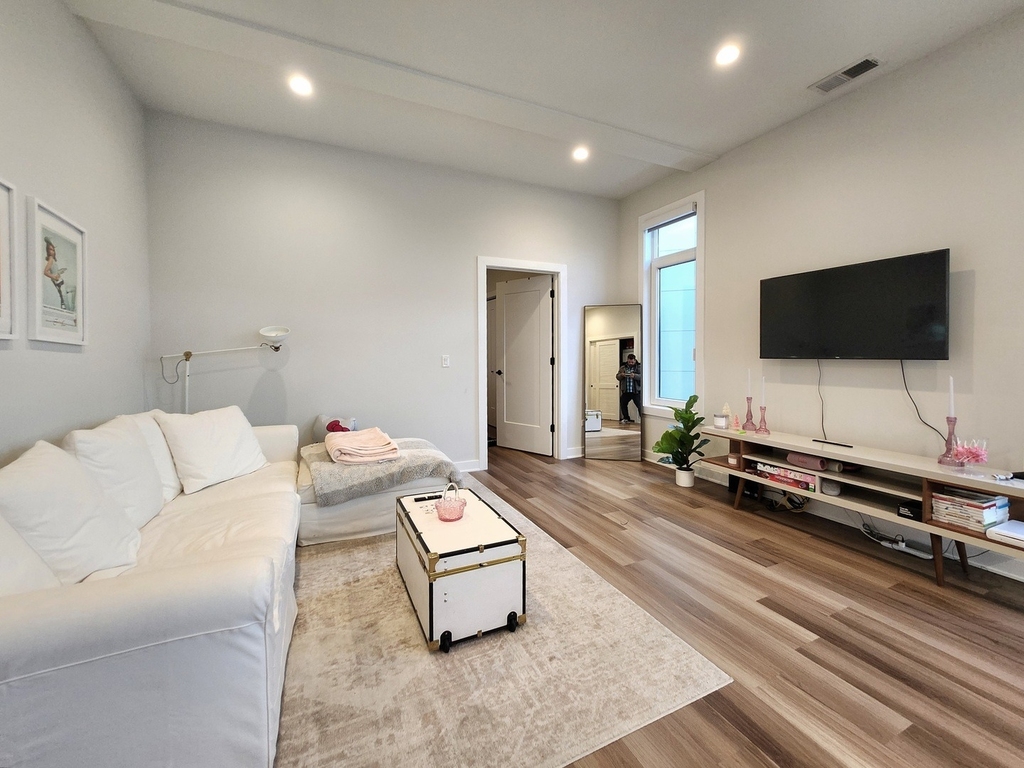 1348 W Roscoe Street - Photo 9
